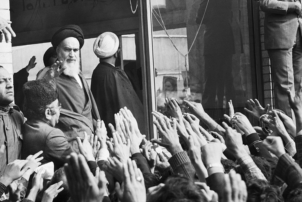 Аятолла Хомейни машет рукой своим сторонникам, Тегеран, 1979 год. Фото © Getty Images / Bettmann