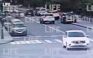 Петербуржец с ребёнком на руках выскочил на середину дороги прямо под колёса иномарки