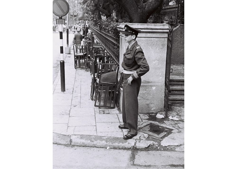 Полицейский охраняет мебель в ожидании перевозки на бульваре Ротшильда после ухода дипломатического персонала. Фото © Wikipedia 