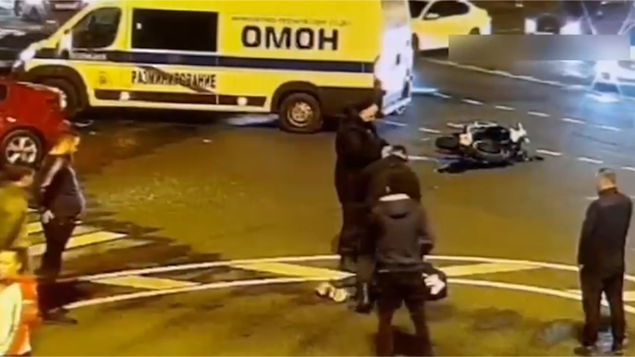 Сделал кульбит через машину: В Петербурге ОМОН помог байкеру после жёсткой аварии