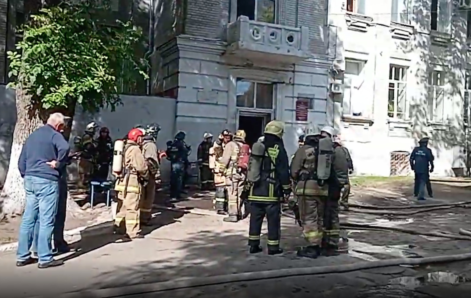 Персонал и пациентов саратовской больницы эвакуировали из-за пожара в подвале