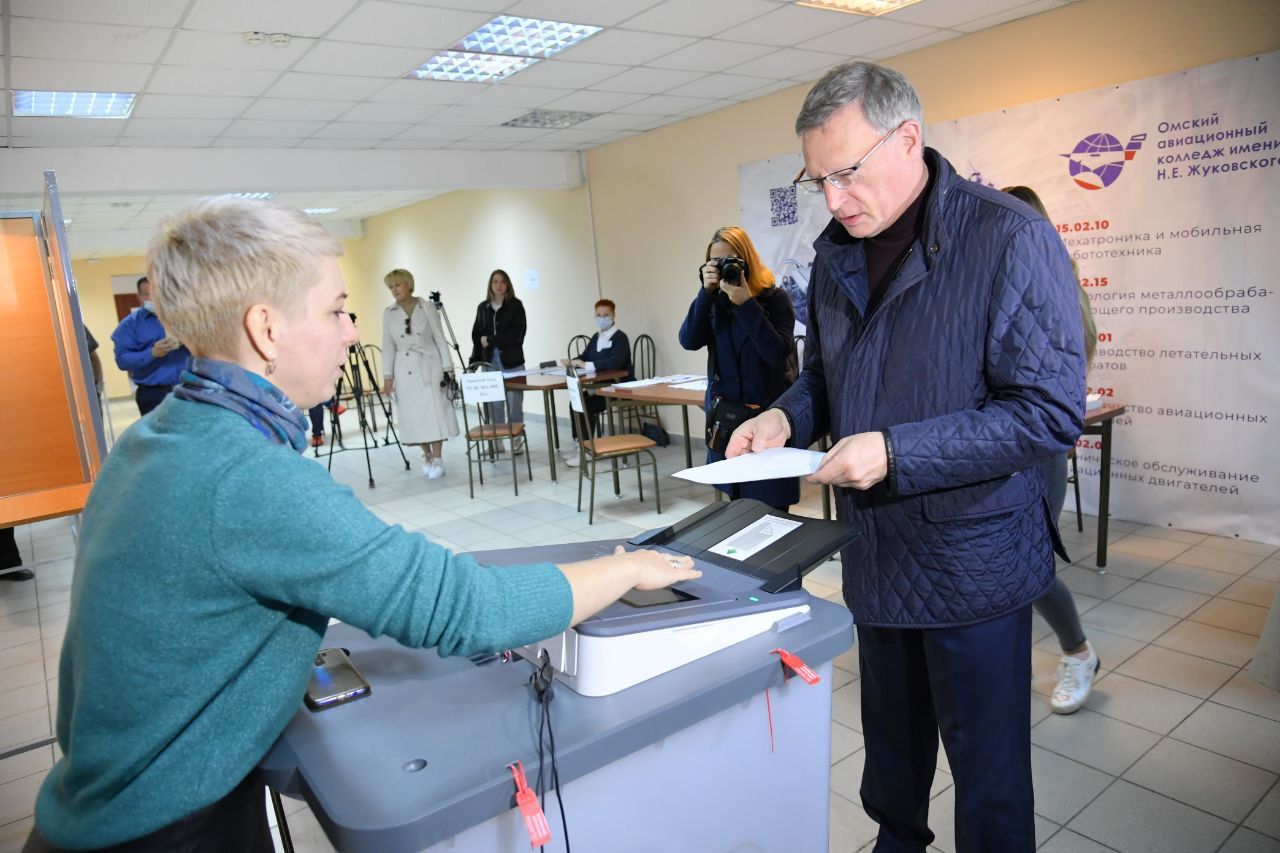 До которого часа сегодня голосуют. Голосование на выборах. Фото на выборах. Бурков губернатор Омской области. Электронные выборы.