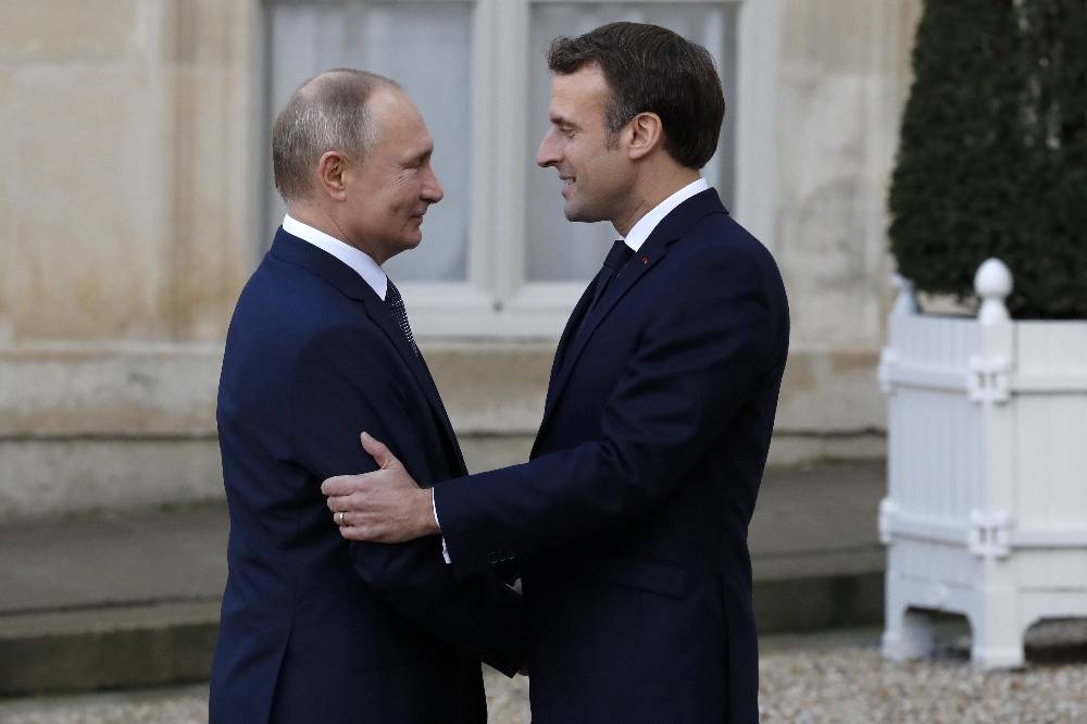 В Париже сообщили, что Макрон призвал Путина прекратить операцию на Украине