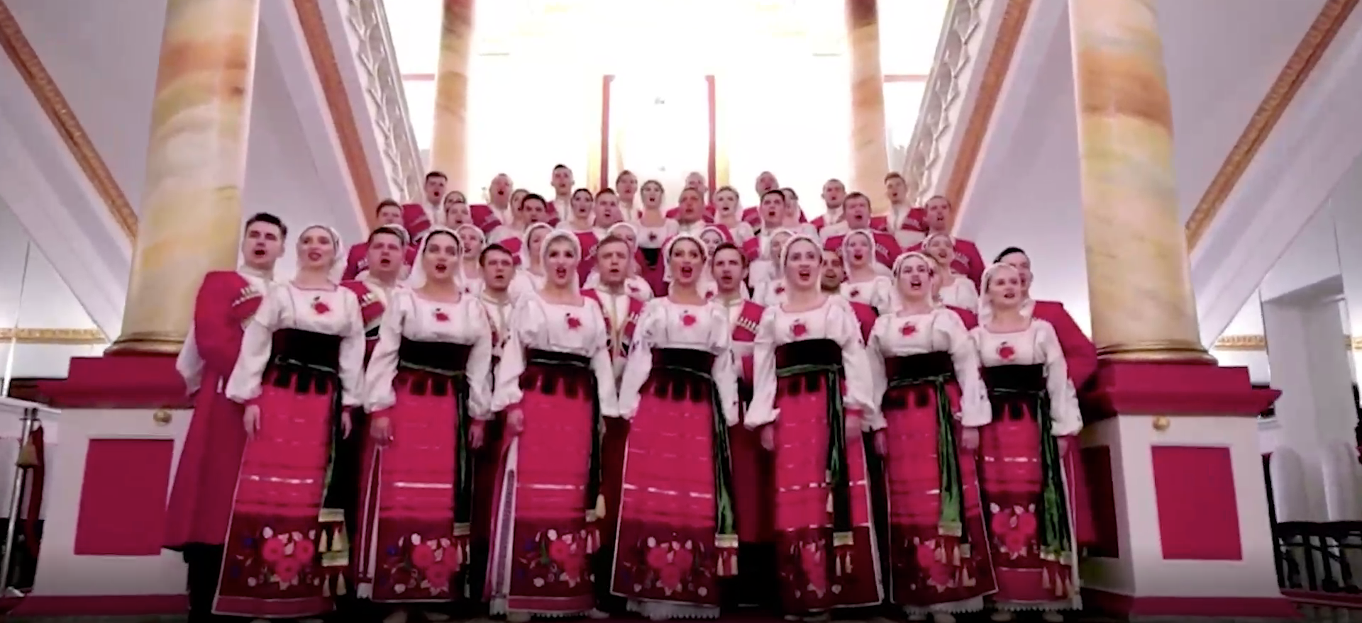 Солисты Мариинского театра и "Бурановские бабушки" спели гимн РФ перед началом выборов