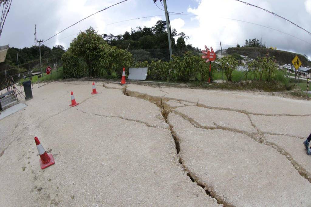 В результате мощного землетрясения в Папуа  Новой Гвинее погибло минимум три человека