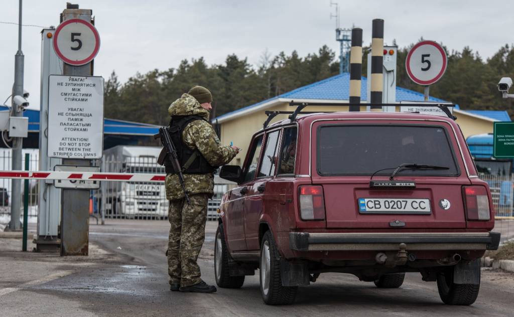 Украинцы попросили Зеленского разрешить пересекать границы с РФ и Белоруссией