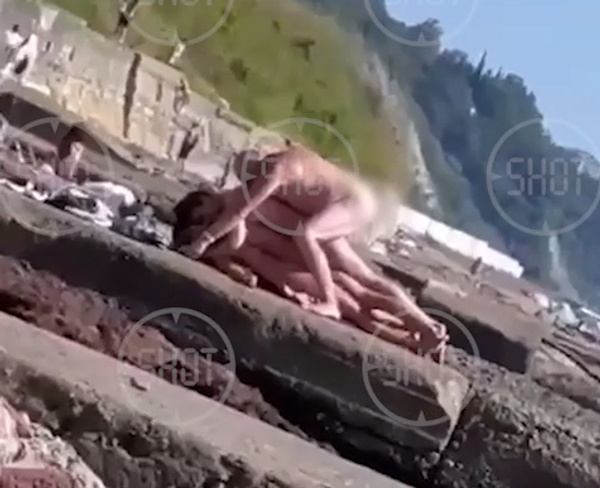 Женщина в бикини избила мужчин на пляже в Приморье и попала на видео - intim-top.ru | Новости