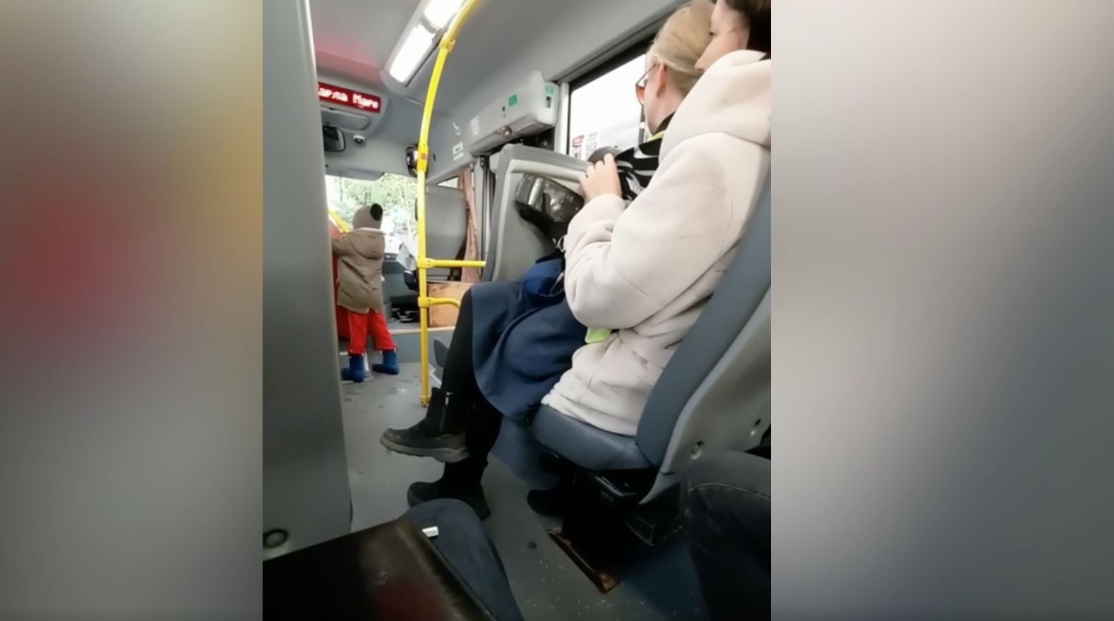 В Перми кондуктор пыталась выгнать пассажирку из автобуса, сев к ней на колени