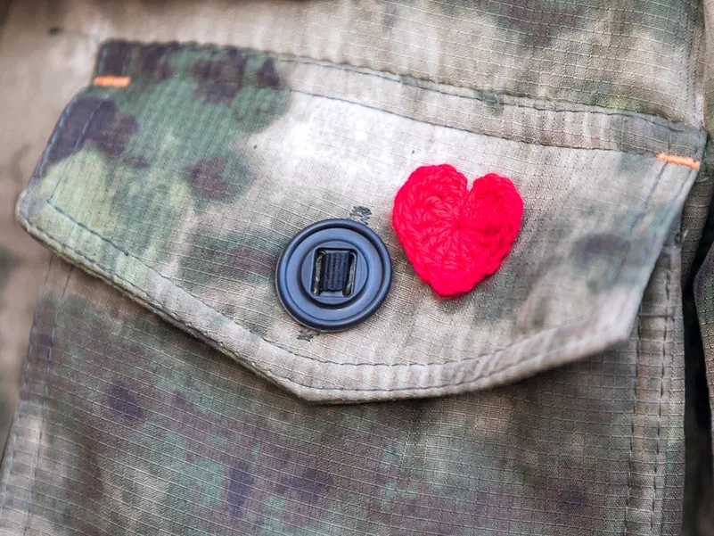 Нашивка в виде сердца на военной форме солдата РФ. Фото © Белпресса / Павел Колядин