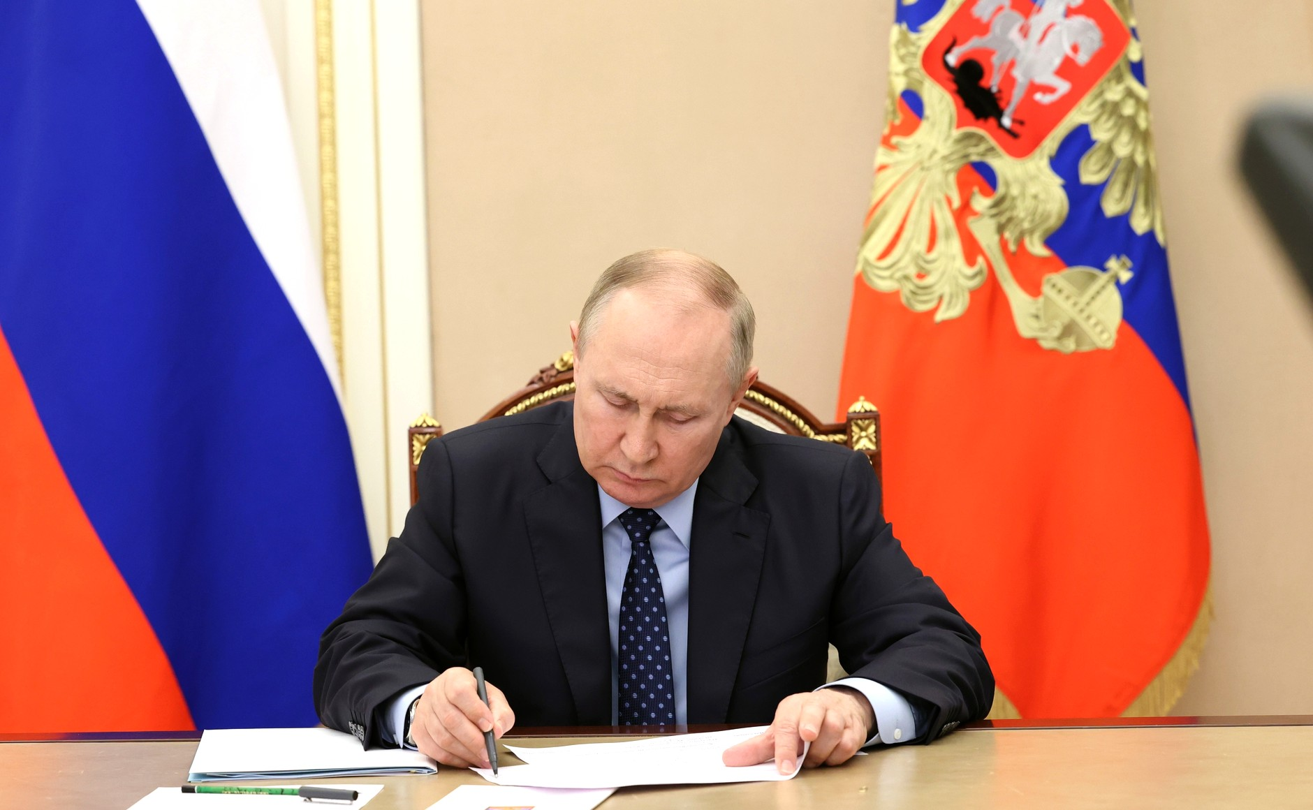Путин подписал закон о наказании за отказ от участия в боевых действиях
