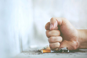 Россиянам рассказали, как психолог может помочь бросить курить