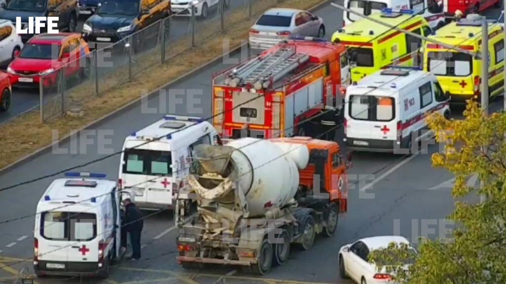 В Москве скорая помощь столкнулась с грузовиком, пострадали два человека