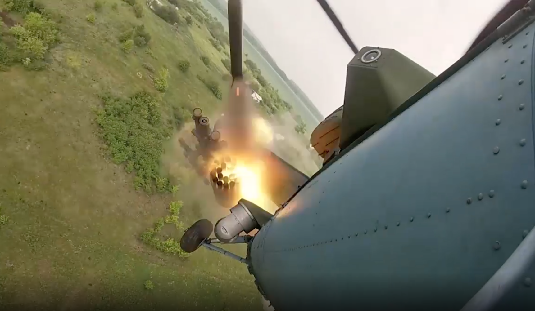Российские Ми-35 уничтожили бронетанковую колонну ВСУ под Изюмом