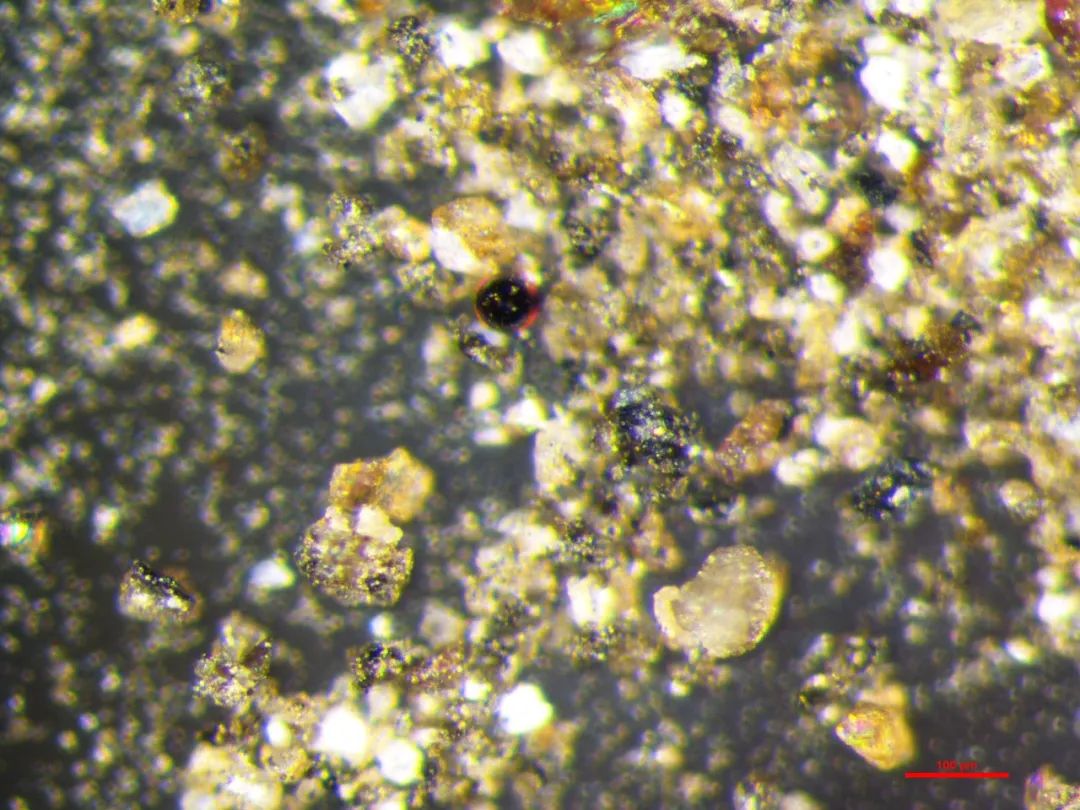 Образец лунного грунта через микроскоп. Фото © Китайское национальное космическое агентство