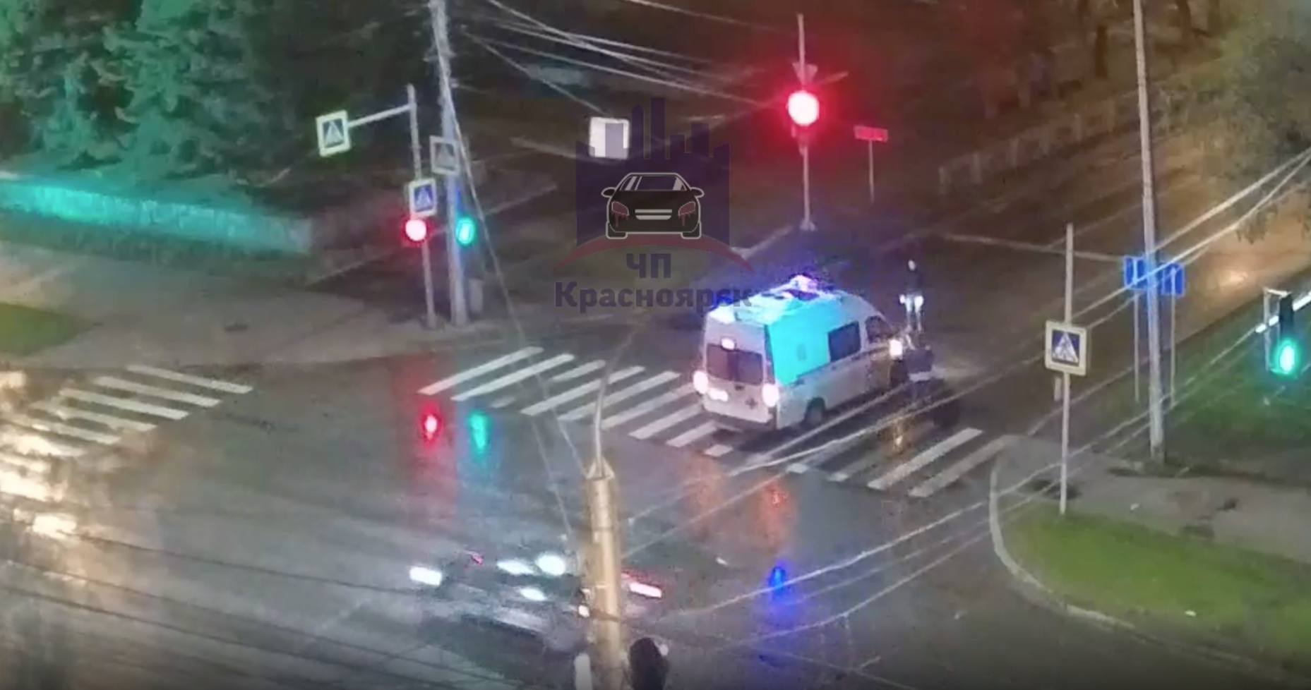 В Красноярске скорая с пациентом сбила пешехода, проехав на красный свет