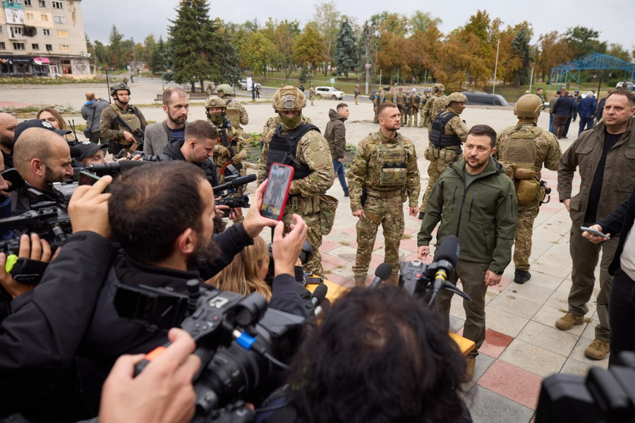 Владимир Зеленский в окружении военных и журналистов. Обложка © Сайт президента Украины
