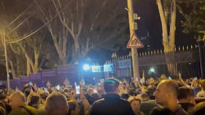 Протестующие штурмуют ворота парламента Армении с криками "Никол — предатель"