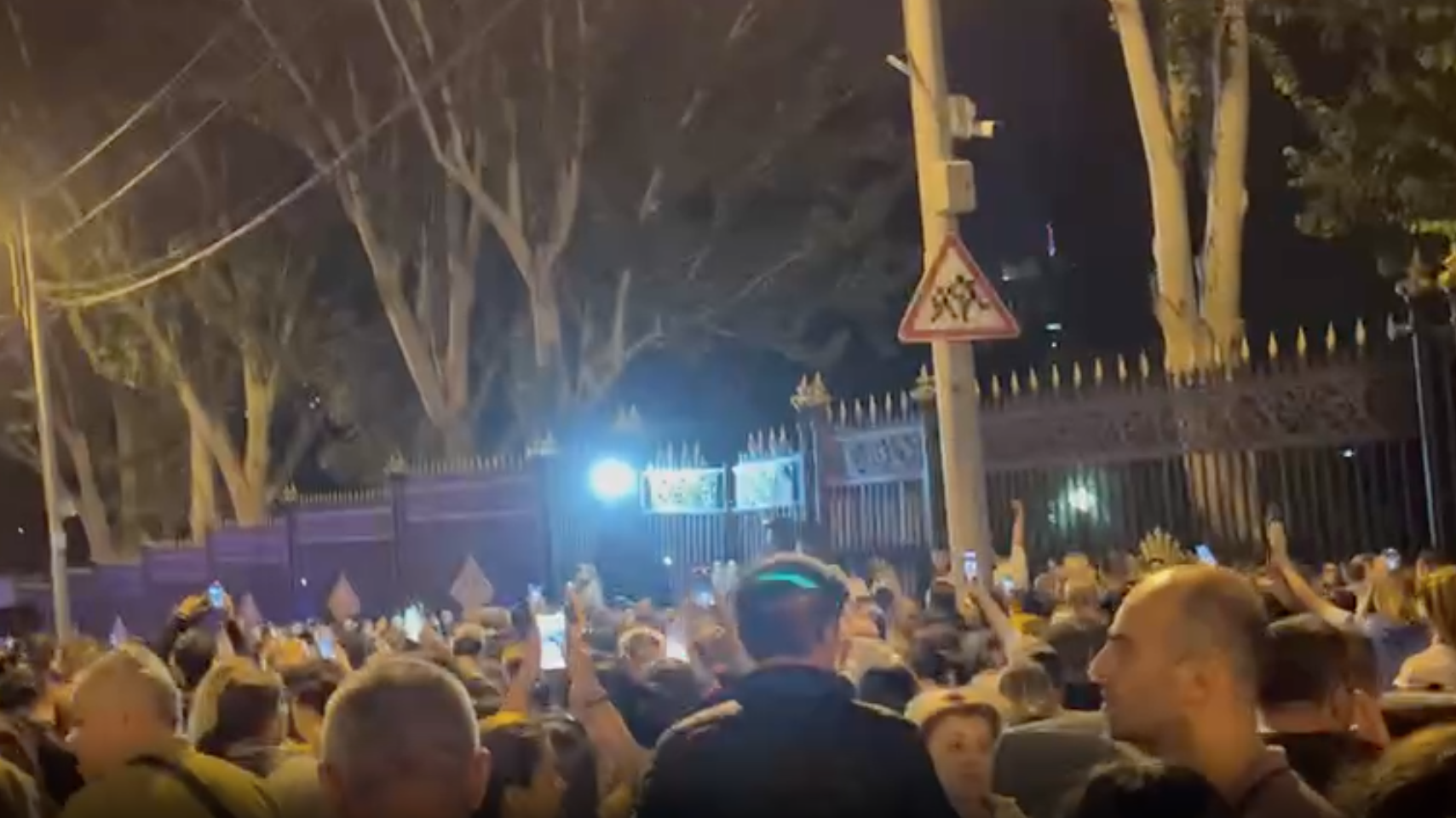Протестующие штурмуют ворота парламента Армении с криками Никол  предатель