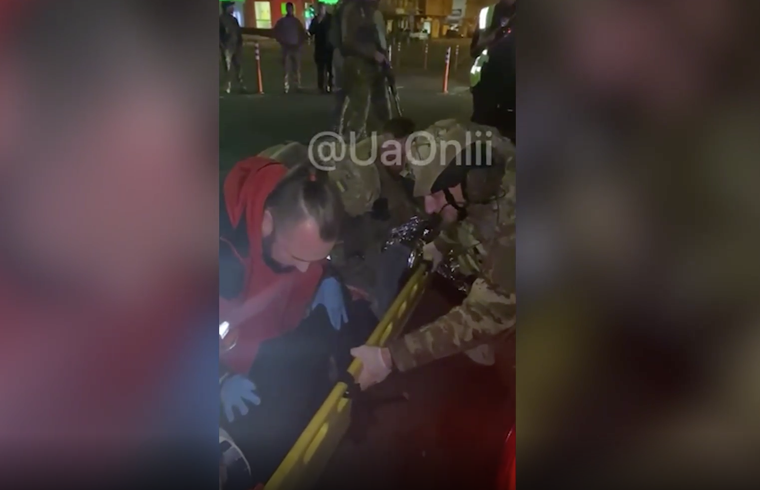 Военные врачи и пострадавший: Появилось видео с места ДТП с участием Зеленского