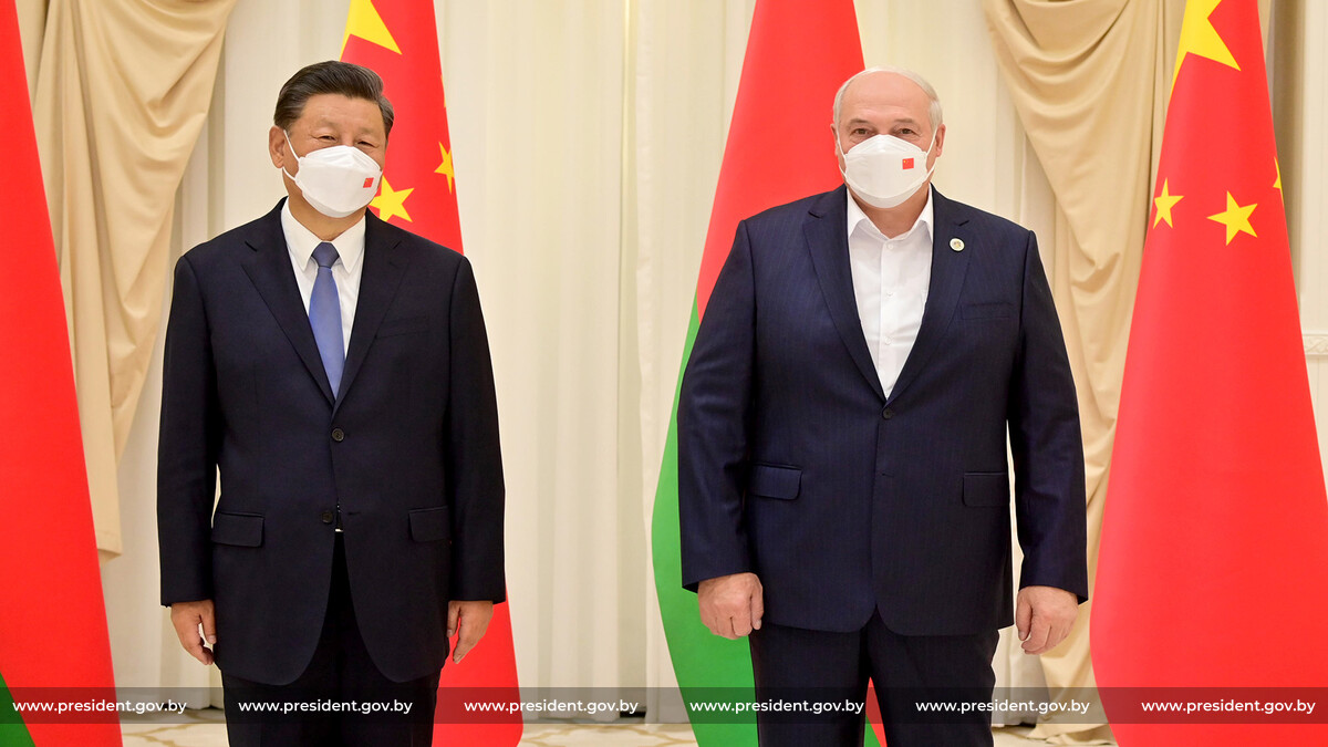 Стало известно, почему Лукашенко на переговорах с Си Цзиньпином надел маску с флагом Китая