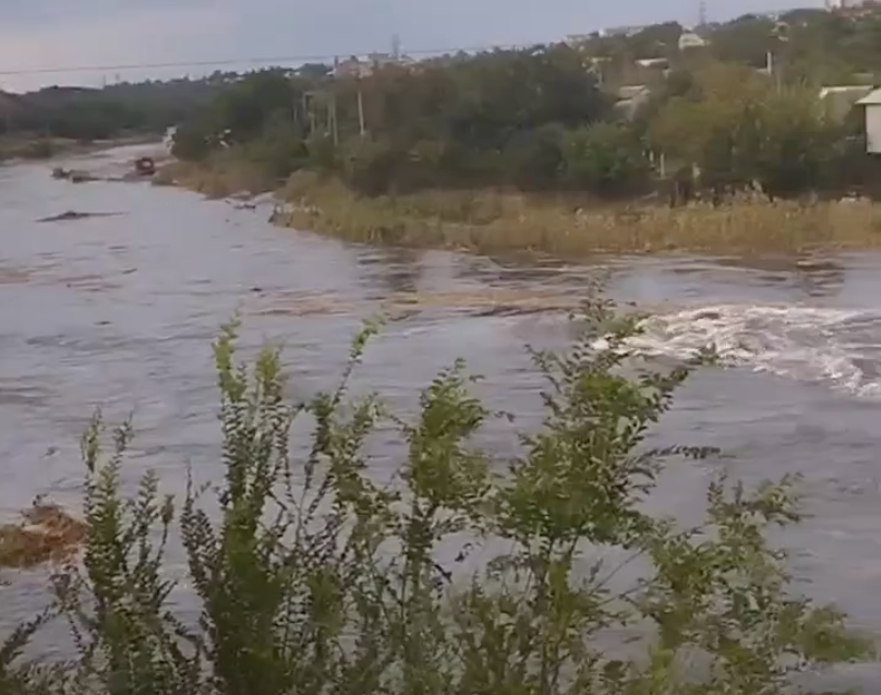 В Кривом Роге резко повысился уровень воды в реке Ингулец. Фото © VK / Херсонский вестник