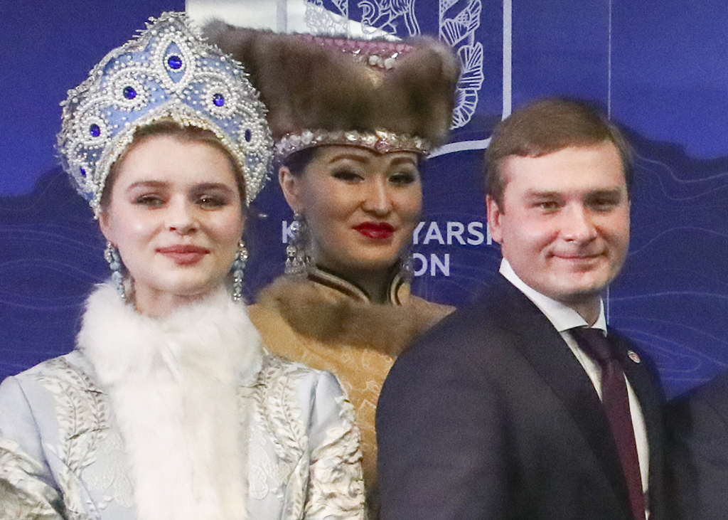 Глава Республики Хакасия Валентин Коновалов (крайний справа). Фото © ТАСС / Сергей Карпухин
