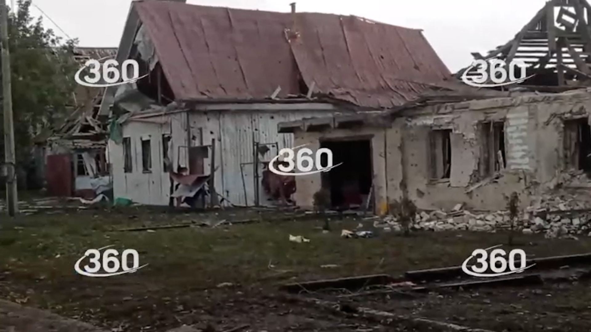 Дома разрушены, машины всмятку: Последствия удара ВСУ по городу в Белгородской области сняли на видео
