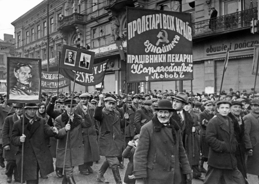 Львов. Колонна трудящихся на праздновании 7 ноября, 1939 г. Фото © Фотохроника ТАСС / М. Озерский