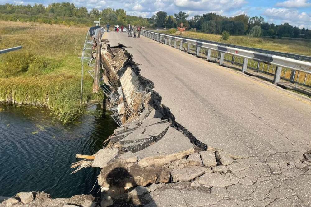 В пригороде Нижнего Новгорода обрушился автомобильный мост