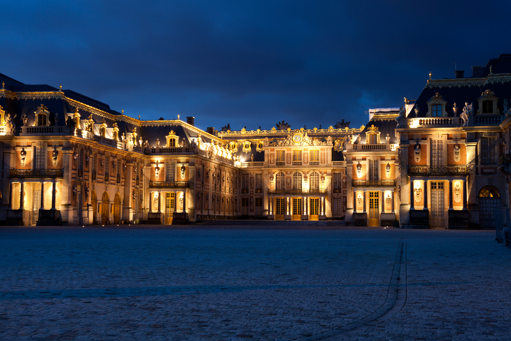 Лувр и Версаль сократят период вечерней подсветки ради экономии энергии