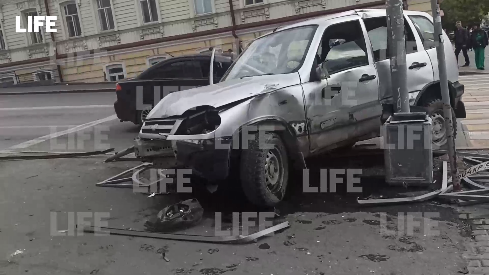 В Екатеринбурге водитель в эпилептическом припадке протаранил ограждения тротуара