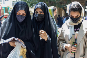 В Иране начались протесты после смерти девушки с "неправильным хиджабом"