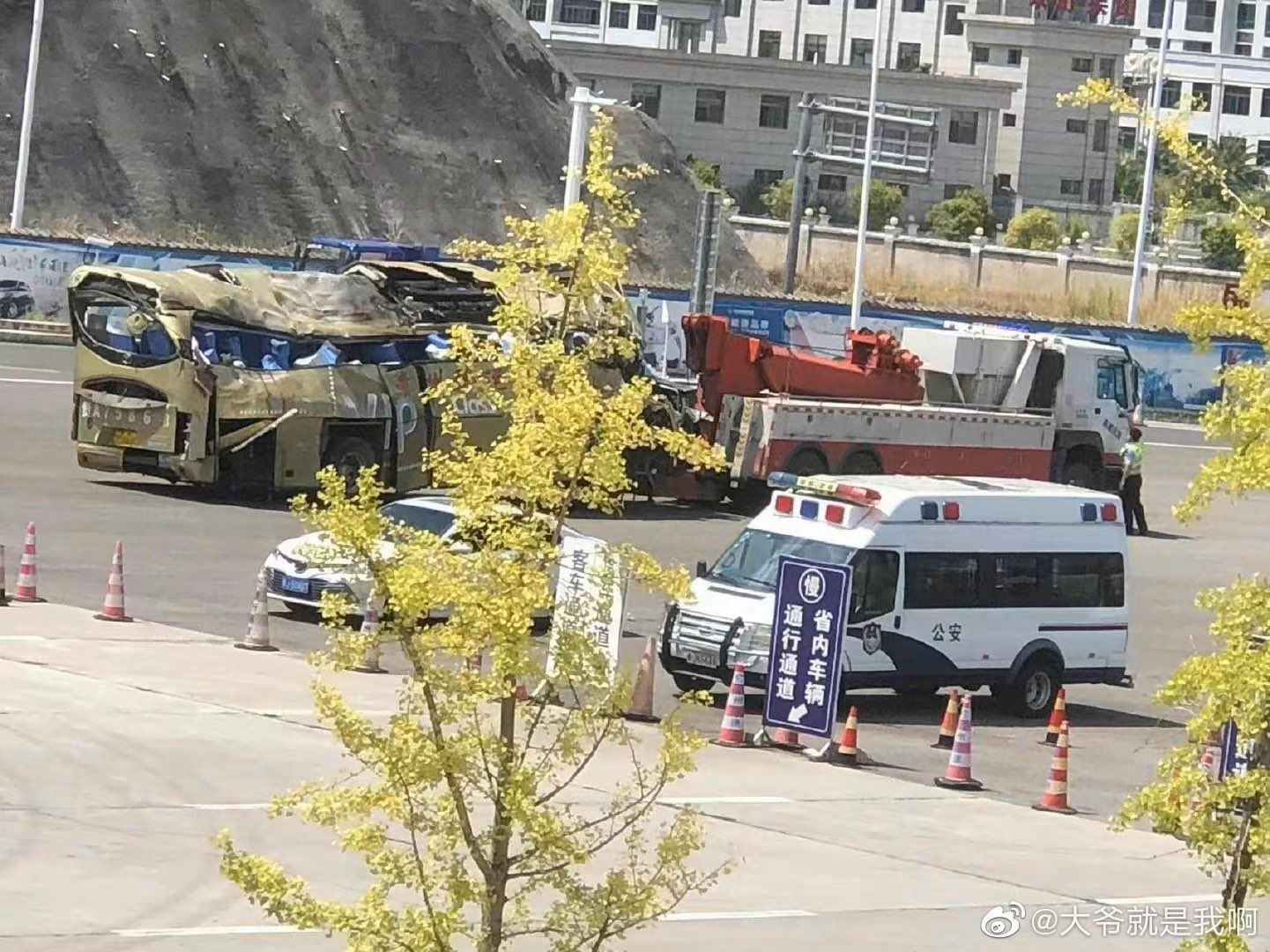 Разбитый автобус увозит спецтехника. Фото © Twitter / ⓃⒺⓌⓈ—ⒾⓃⓉ·۰•●