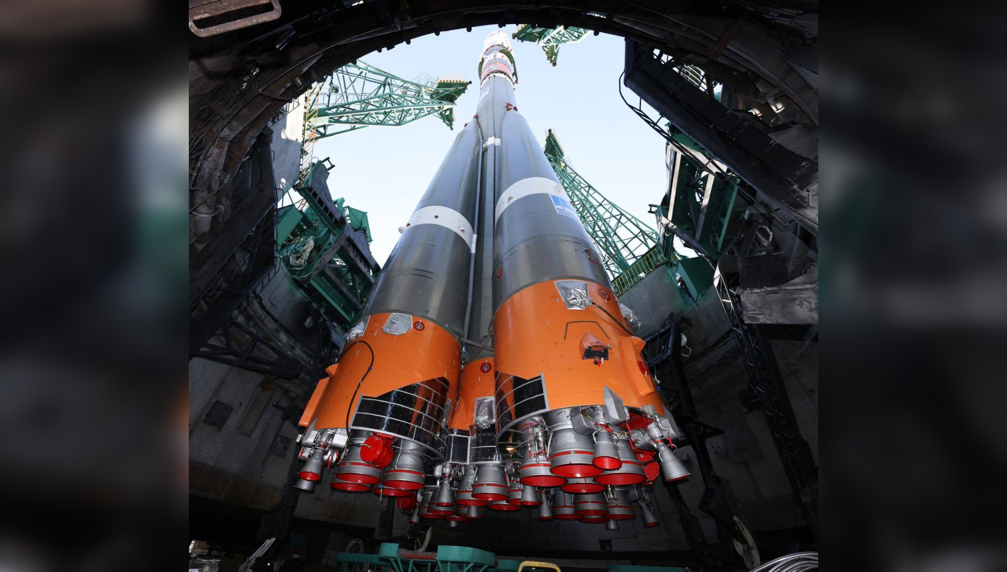 Установленная на Байконуре ракета-носитель "Союз-2.1а". Фото © Telegram-канал "Роскосмоса"