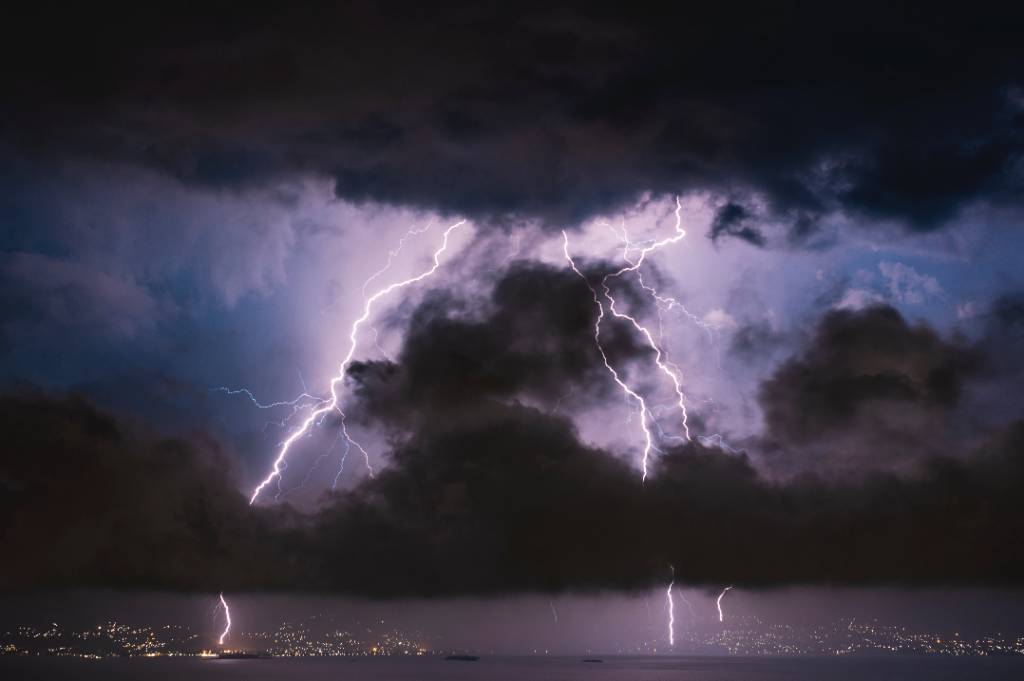 В Сочи объявлено штормовое предупреждение из-за грозы, града и шквалистого ветра
