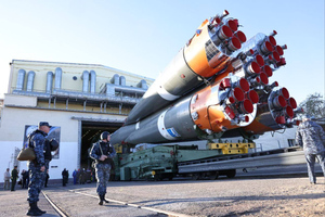 Ракету-носитель "Союз-2.1а" везут на стартовый стол Байконура. Фото © Telegram-канал "Роскосмоса"