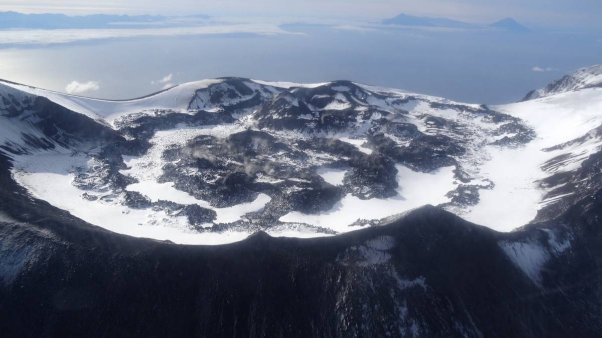 Над самым высоким вулканом Курил обнаружена термальная аномалия