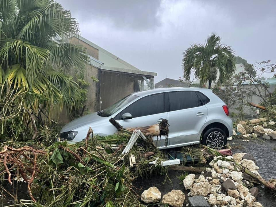 <p>Последствия урагана "Фиона" на острове Гваделупа. Обложка © Twitter / <a href="https://twitter.com/marinesromelle/status/1571395912617828355/photo/2" target="_blank" rel="noopener noreferrer">Marie-Inès ROMELLE</a></p>