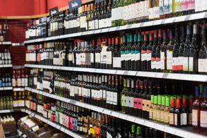Мантуров придумал способ заполнить магазины "ушедшим" алкоголем к Новому году