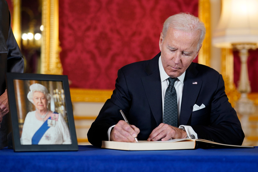 Американский президент Джо Байден оставил запись в книге соболезнований в связи со смертью британской королевы Елизаветы II. Обложка © ТАСС / AP / Susan Walsh