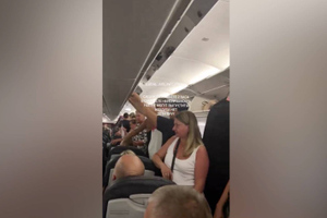 "Воздуха нет, дети орут": Пассажиры сняли, что творилось на рейсе "Уральских авиалиний", задержанном на 12 часов