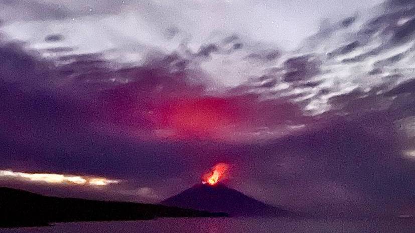 Вулкан Алаид начал извергаться. Видео © Телеграм-канал KURIL BAND