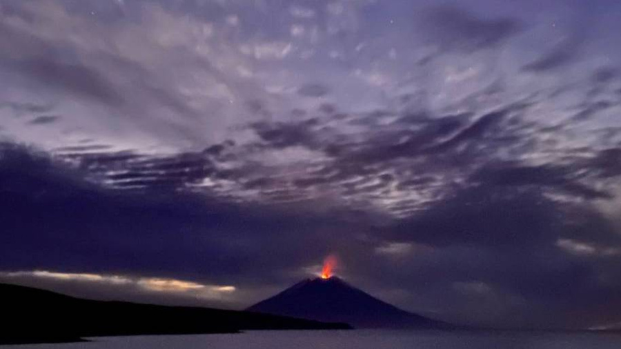 Вулкан Алаид начал извергаться. Видео © Телеграм-канал KURIL BAND