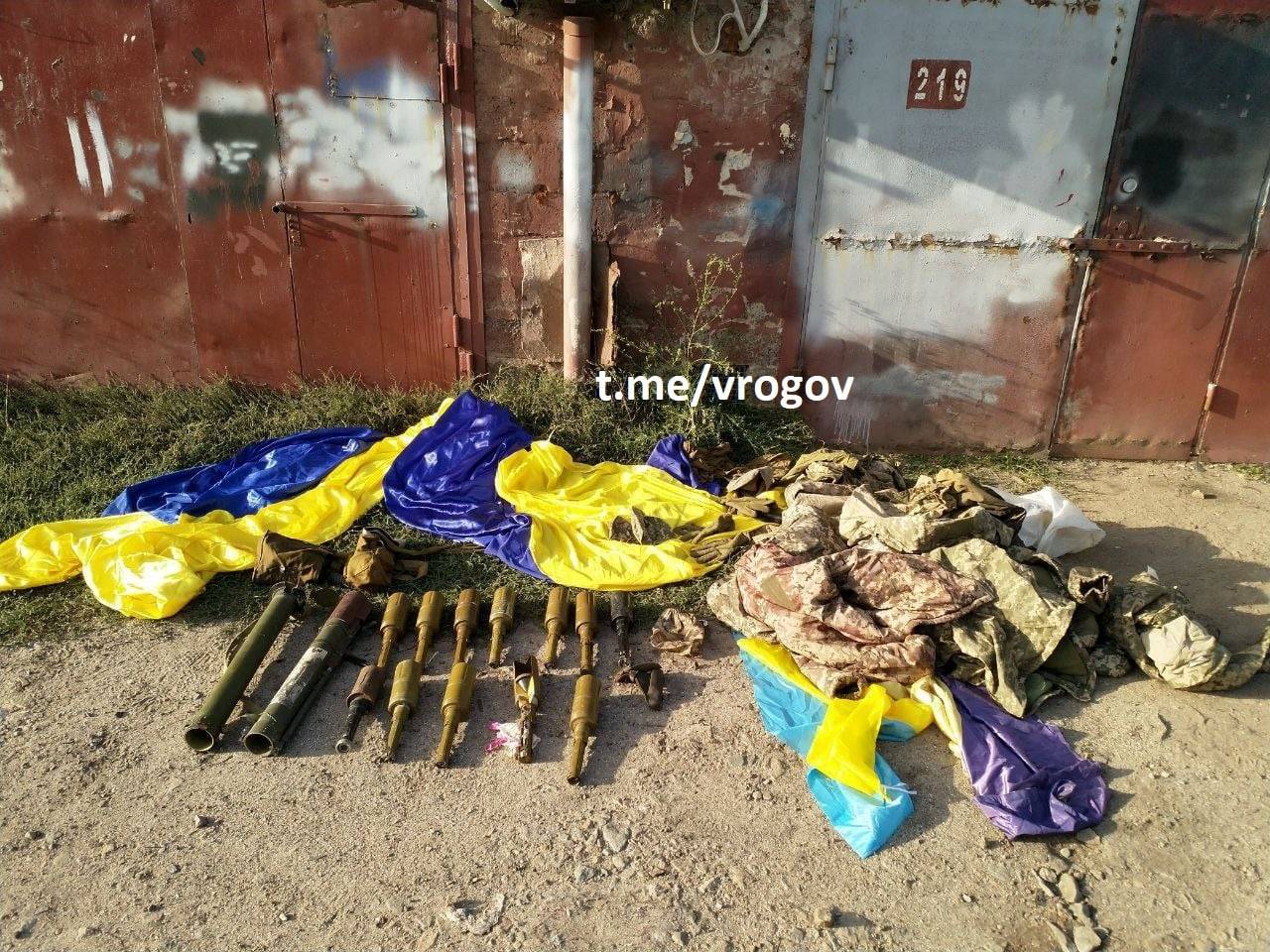 В Бердянске обнаружили схрон с оружием и флагами Украины