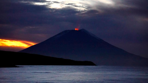 "Не описать словами": Самый высокий вулкан Курил начал извергаться
