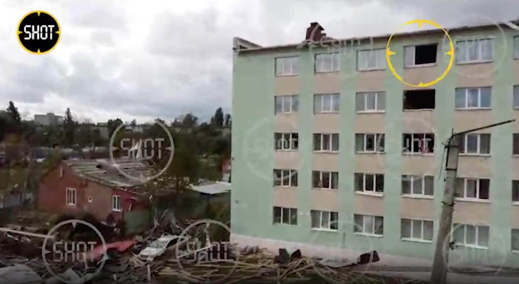 Выбитые окна, снесённая крыша: Лайф снял с коптера общежитие в Курске, где в результате урагана погиб студент