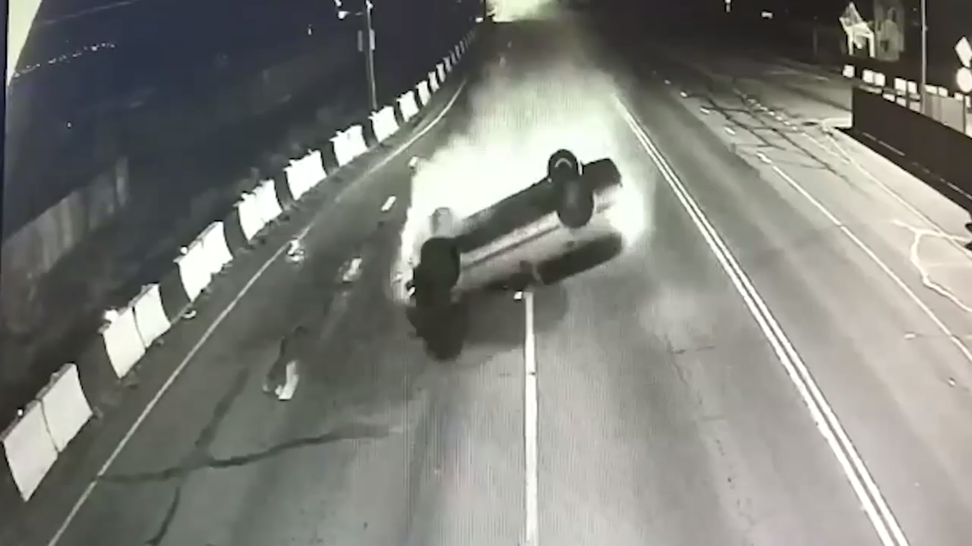 Искры из-под крыши: Пьяный россиянин на Toyota перевернулся и проехал вверх колёсами мимо поста ГИБДД