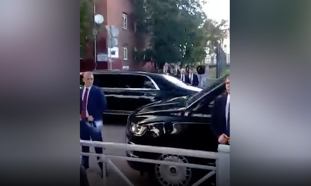 "Губернатор не обижает?": Путин остановил свой кортеж посреди Калининграда и пообщался с местными жителями