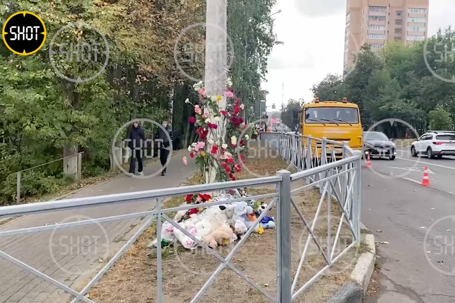 На месте гибели девочки в Истре появились стихийный мемориал и дорожное ограждение