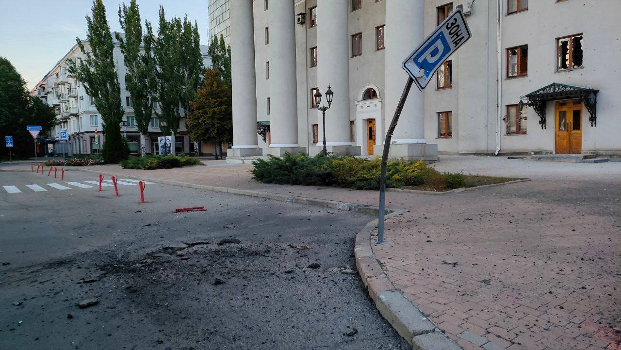 ВСУ обстреляли драмтеатр в центре Донецка, есть погибшие